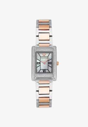Reloj rectangular de acero inoxidable con esfera de nácar, acentos en oro rosa y bisel de cristal. Pulsera metálica de color plata y oro rosa.