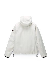Weiße Kapuzenjacke, von hinten gezeigt mit langen Ärmeln, schwarzen inneren Bündchen, verstellbaren Kordeln am Saum und einem runden Aufnäher am linken Ärmel.