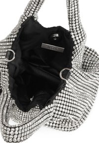 Borsa in argento decorata con strass, con interno nero, doppi manici e chiusura con zip; presenta una piastra con logo in metallo all'interno.