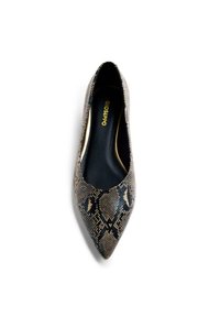 Chaussure plate à bout pointu en matériau serpent texturé noir et beige, présentant une silhouette élégante et un intérieur doré marqué.