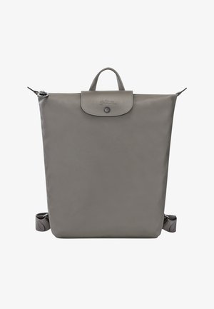 Grauer Leder-Rucksack mit rechteckiger Form, oberem Tragegriff, Reißverschluss und verstellbaren Trägern. Verfügt über ein dezentes Logo auf der Klappe.