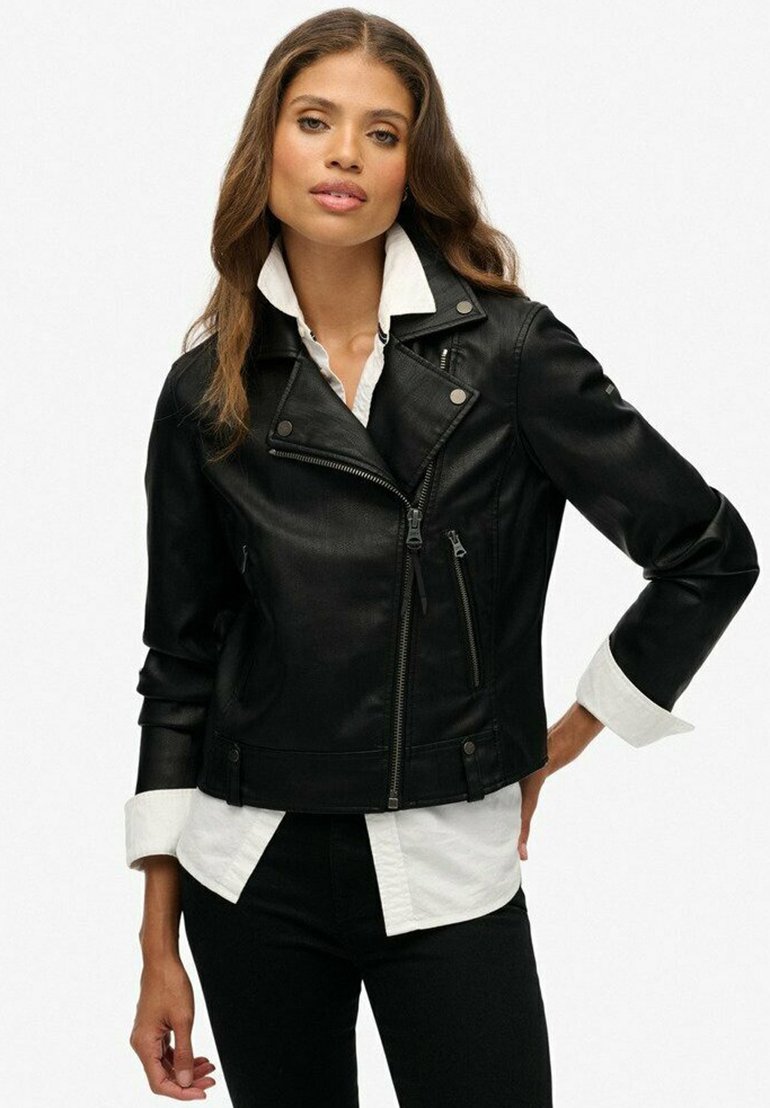 Zwarte leren motorjack met een cropped ontwerp, asymmetrische rits, zilverkleurige hardware en een contrasterend wit shirt eronder.
