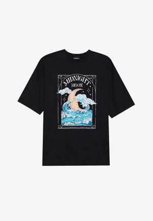 Svart bomull T-skjorte med grafisk design av en måne og bølger i blått, hvitt og beige, med teksten "MIDNIGHT MOON."