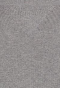 Tommy Hilfiger PIMA V NECK - Pulover - light grey heather