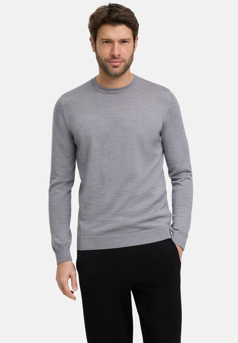 Grijze sweater met een ronde hals en lange mouwen, gemaakt van een zachte, gestructureerde stof. Aansluitend bij de boorden en de zoom, gedragen met zwarte broek.