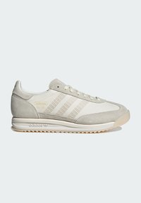Baskets Adidas SL72 beige discrètes avec des superpositions en suède, trois bandes sur le côté, semelle texturée et semelle intermédiaire de marque.