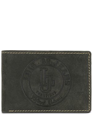 Cartera de cuero verde con logotipo grabado. Presenta costuras negras y un patrón circular con texto. Forma rectangular compacta.