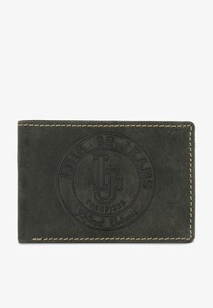 Cartera de cuero verde con logotipo grabado. Presenta costuras negras y un patrón circular con texto. Forma rectangular compacta.