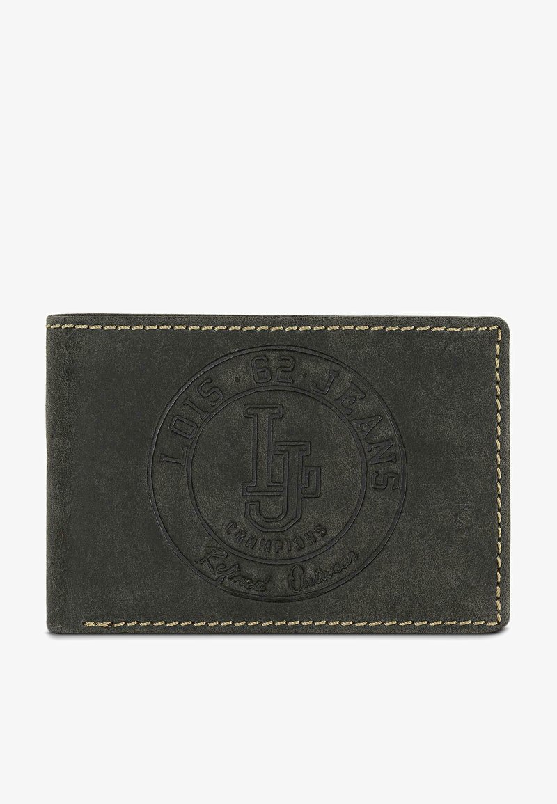 Cartera de cuero verde con logotipo grabado. Presenta costuras negras y un patrón circular con texto. Forma rectangular compacta.