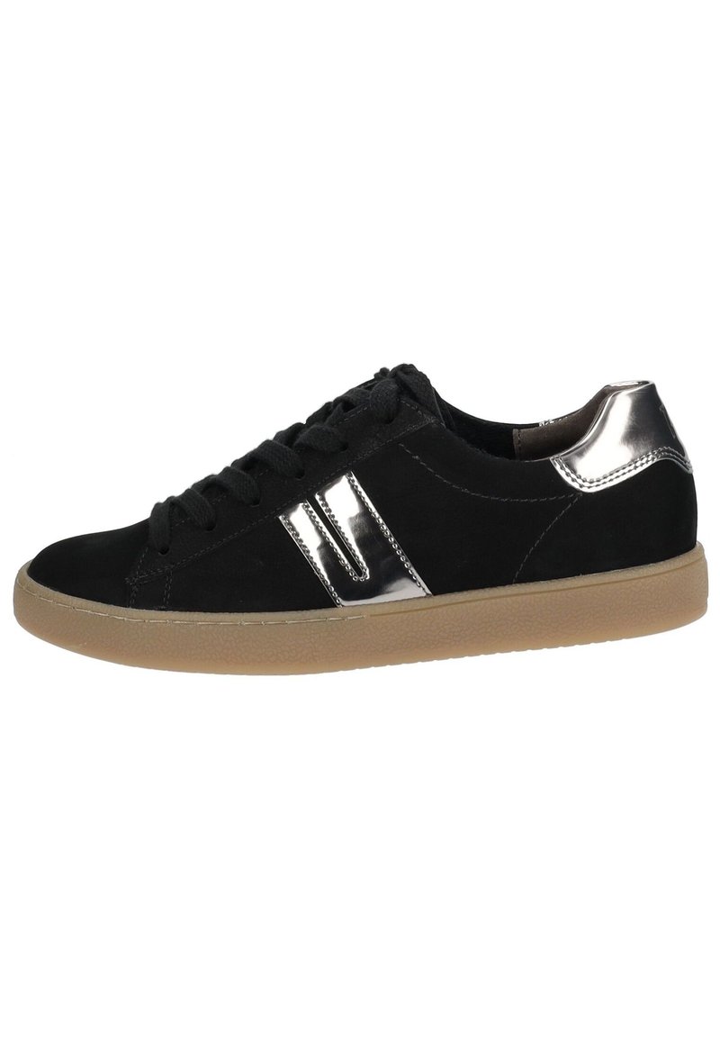 Schwarze Wildleder-Sneaker mit metallischen Silberakzenten, flachen Schnürsenkeln und einer Gummisohle; einfaches Design mit klassischem Look.