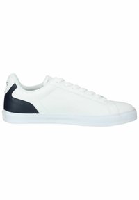 Adidași albi din piele cu un finisaj neted, accent de toc navy în contrast, șase orificii pentru șireturi și o talpă din cauciuc texturat.