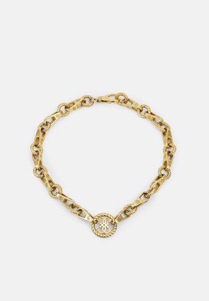 Goldenes Kettenarmband mit abwechselnd gedrehten Seilen und rechteckigen Gliedern, mit einem runden Verschluss mit dekorativem Emblem.