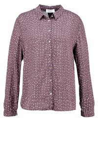 Mörkröd knapp-up skjorta med en texturerad tyg som har vita mönstrade ränder. Långa ärmar med knappmanschetter och en klassisk krage.