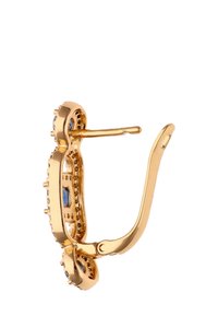 Guldtonet ørering med et buet design, der har blå stensøjler og tekstureret detaljering. Kroglukning for sikker bæring.