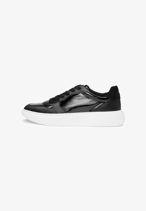 Czarny niski sneaker z błyszczącymi i matowymi panelami, czarnymi sznurowadłami i grubą białą podeszwą, widok boczny na białym tle.