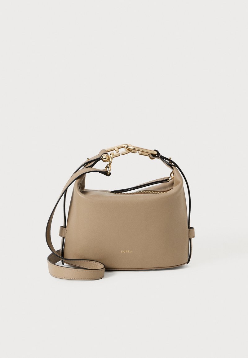 Bolsa de mão em couro castanho claro com um formato estruturado, acessórios em dourado e uma alça preta destacável; apresenta um fecho superior em zíper e uma marcação subtil.
