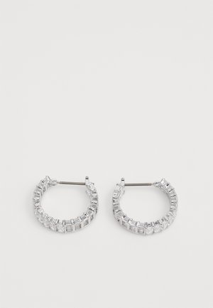 Brincos em forma de argola prateada com pedras transparentes em cortes retangulares e quadrados dispostas ao redor da argola, com fecho de pino metálico.