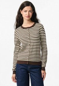 Pruhovaný cardigan v hnědé a béžové barvě, vybavený kulatým výstřihem, zapínáním na knoflíky a žebrovanými manžetami a lemem. Měkký pletený materiál.