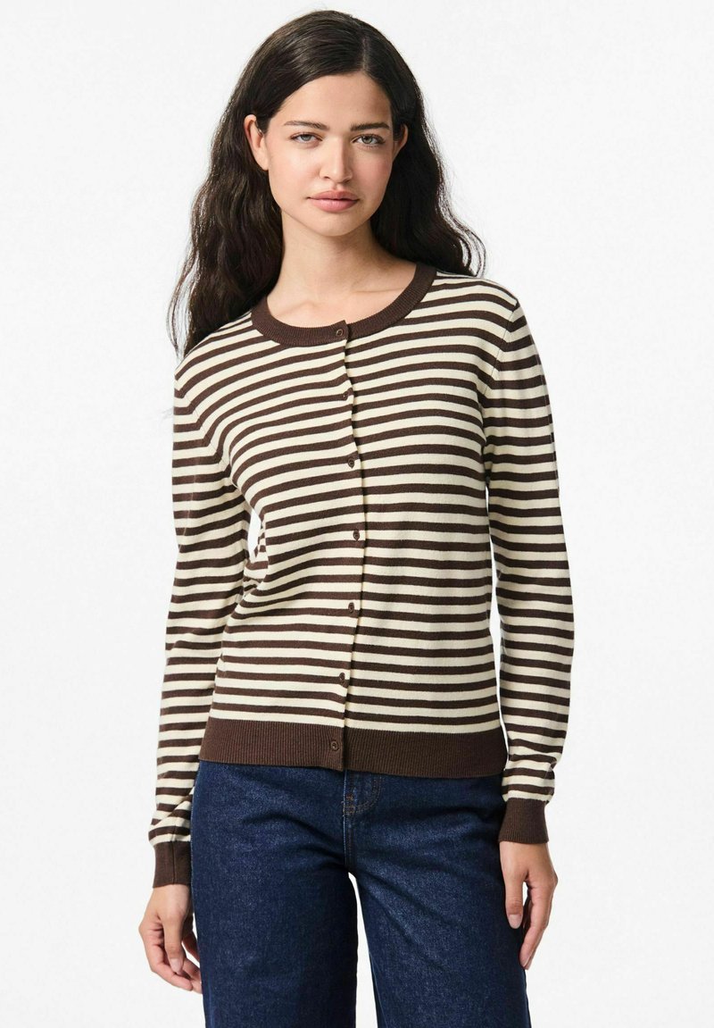 Pruhovaný cardigan v hnědé a béžové barvě, vybavený kulatým výstřihem, zapínáním na knoflíky a žebrovanými manžetami a lemem. Měkký pletený materiál.