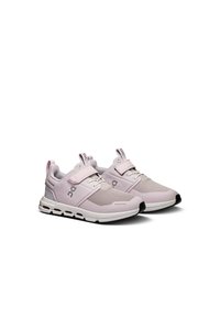 Baskets de sport rose clair en mesh et matériaux synthétiques. Elles disposent d'une sangle velcro, de lacets et d'une semelle rembourrée avec des accents noirs.