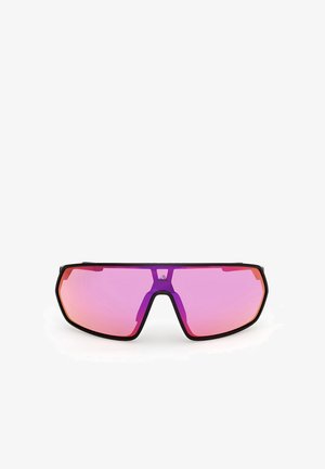 Gafas de sol con un amplio marco negro angular. Lentes espejadas de color rosa con un degradado, que presentan una forma geométrica prominente y sin marcas visibles.