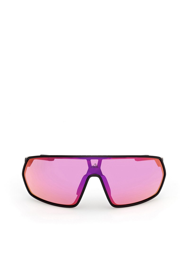 Sluneční brýle s širokým, úhlovým černým rámem. Zrcadlové růžové čočky s gradientem, které mají výrazný geometrický tvar a žádné viditelné logo.