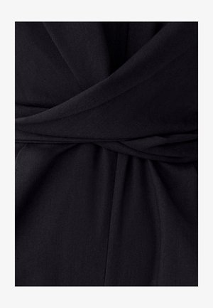 Zwarte stof met een gladde textuur, met een gewikkeld ontwerp rond de taille en verticale plooien die naar beneden doorlopen.