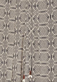 Tissu léger présentant des motifs géométriques noirs complexes sur un fond crème, avec des cordons de serrage agrémentés de détails en bois et en perles.