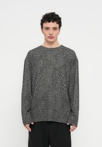 Γκρι μπλούζα με μακριά μανίκια, με μοτίβο μαύρης λεοπάρδαλης, στρογγυλή λαιμόκοψη και άνετη γραμμή, κατασκευασμένη από απαλό υφασμάτινο υλικό.