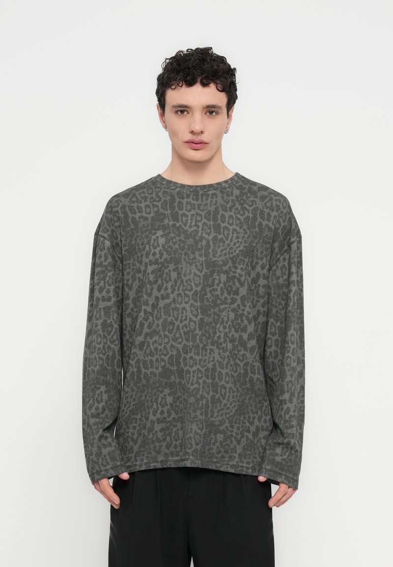 Γκρι μπλούζα με μακριά μανίκια, με μοτίβο μαύρης λεοπάρδαλης, στρογγυλή λαιμόκοψη και άνετη γραμμή, κατασκευασμένη από απαλό υφασμάτινο υλικό.