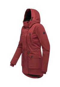 Veste imperméable rouge avec capuche, dotée de poches zippées, d'une taille à cordon de serrage et d'une doublure texturée pour l'isolation. Poches à rabat à l'avant.