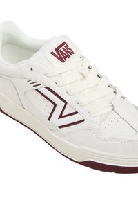 Białe sneakersy z skóry i zamszu z bordowymi akcentami, z perforacjami, wyściełanym kołnierzem i sznurowanym zapięciem. Logo na języku.