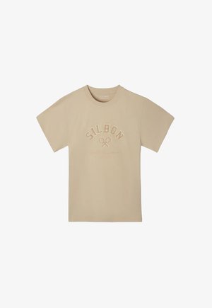 Camiseta de manga corta beige con "SILBON" y un logo de una raqueta de tenis bordado en el centro del frente.