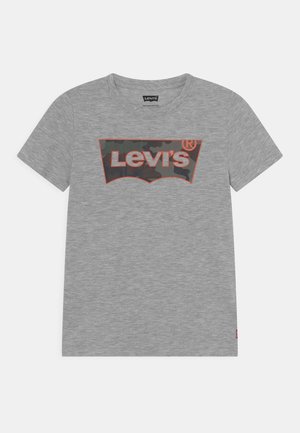 Szara koszulka z krótkim rękawem z nadrukowanym pośrodku kamuflażowym logo Levi's oraz małą czerwoną metką Levi's u dołu.