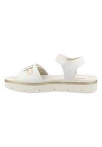 Witte sandalen met een gestructureerde gouden accent, open teen ontwerp, verstelbare achterriem en een dikke, gevoerde zool voor comfort.