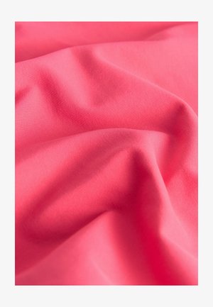 Živá korálová látka s hladkým, mírně lesklým povrchem, vykazující jemné vrásky a konzistentní pružnost materiálu.