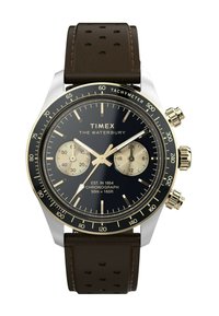 Montre chronographe Timex Waterbury avec un cadran noir, des accents dorés, un boîtier en acier inoxydable argenté et un bracelet en cuir perforé marron.