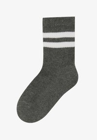 Calzino di cotone grigio con strisce bianche vicino alla parte superiore, texture rigata e design di lunghezza standard per calzini a crew. Materiale morbido e flessibile.