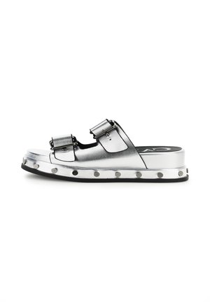 Metalen zilverkleurige slippert met twee verstelbare gespsluitingen en decoratieve ronde studs aan de rand van de zool.