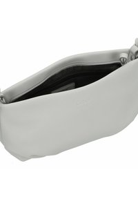 Sac à main en cuir gris avec une texture lisse, fermeture éclair et un design simple. L'intérieur présente une doublure noire contrastante.