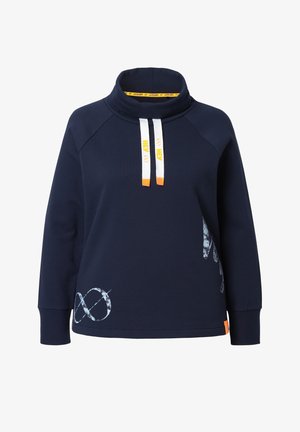 Marineblå langærmet sweatshirt med høj krave, hvide snore med gul tekst og subtile abstrakte designs på forsiden og siden.