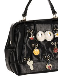Fekete steppelt táska aranyszínű fém díszítéssel, játékos bűbájokkal, köztük mosolygós arc, cseresznye és katica.