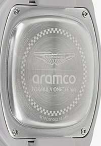 Rozsdamentes acél óra hátlap, gravírozott Aston Martin logóval, "aramco" felirattal és "Formula One Team" felirattal, sakktáblás mintával.