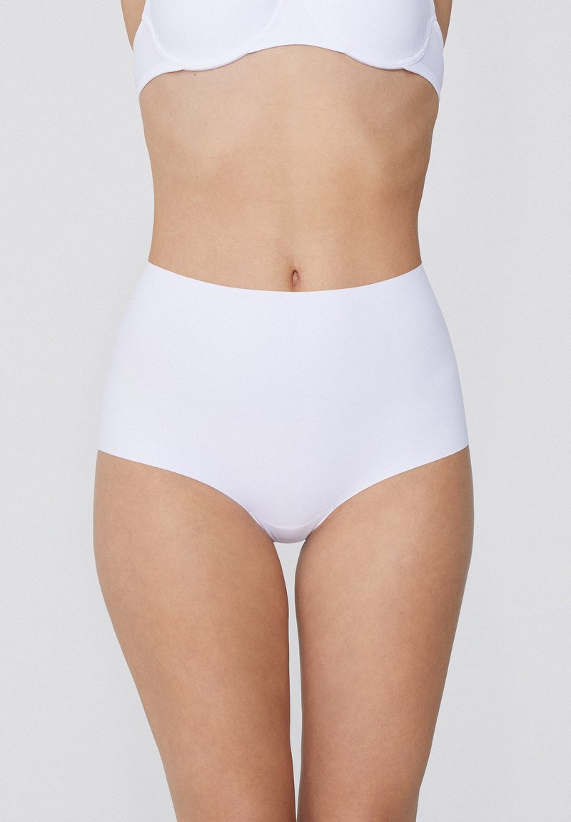 Bílé kalhotky s vysokým pasem vyrobené z hladkého materiálu, s bezproblémovým designem a minimálním šitím, bez viditelných vzorů.