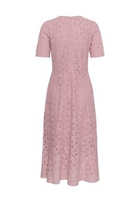 Robe midi en dentelle rose avec manches courtes, taille cintrée et motif floral, vue de dos sur fond blanc.