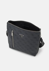 Borsa a spalla in tessuto grigio con esterno decorato, hardware in argento, chiusura principale con zip e una tasca anteriore con zip aggiuntiva.