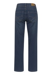 Jeans in denim blu scuro con taglio a gamba dritta, dotati di due tasche posteriori con cuciture decorative e di un'etichetta del marchio beige sulla cintura.