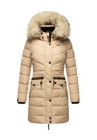 Manteau rembourré beige avec une capuche en fausse fourrure, matelassage en chevrons, deux poches zippées et des accents noirs, dotée d'une fermeture éclair centrale et de boutons-pression.