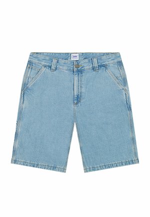 Lyseblå denimshorts med lige snit, fem lommer og messingbeslag. Synlige sømme og et mærke med branding ved taljen.