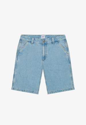 Svetlomodré rifľové šortky s rovnakým strihom, piatimi vreckami a mosadzným kovaním. Viditeľné švy a značková nášivka na páse.